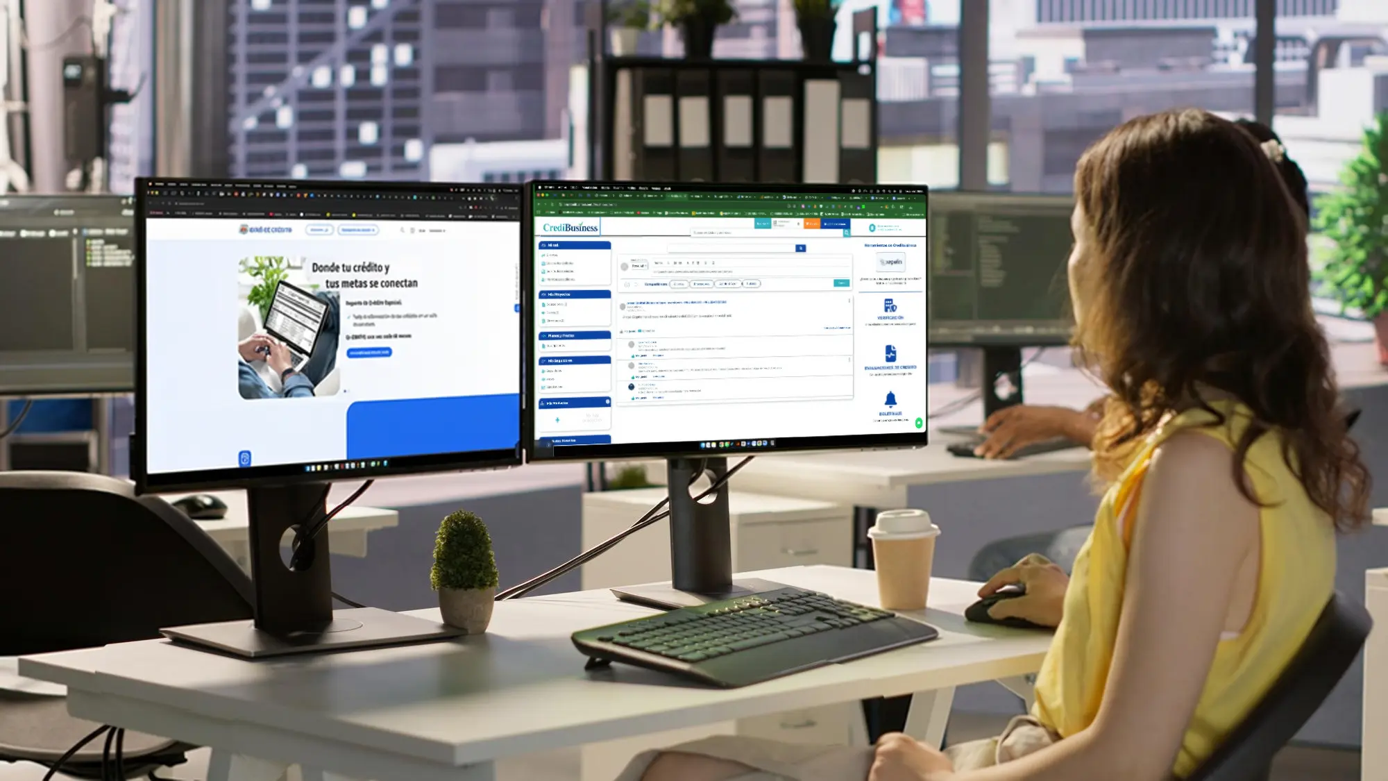 Analista de riesgo crediticio B2B validando solvencia empresarial y DSO en la plataforma CrediBusiness frente a reportes de Buró de Crédito en México.