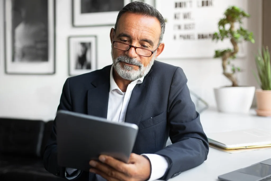 agente revisando Estrategias de Credito y Cobranza Herramientas Esenciales de CrediBusiness