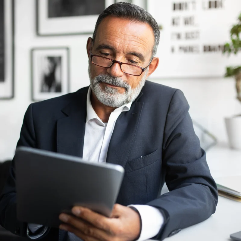 agente revisando Estrategias de Credito y Cobranza Herramientas Esenciales de CrediBusiness