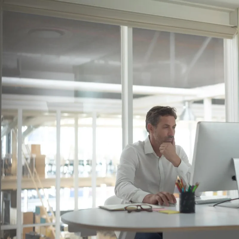 Profesional analizando información financiera digital, representando las mejores alternativas al Buró de Crédito para empresas en México.