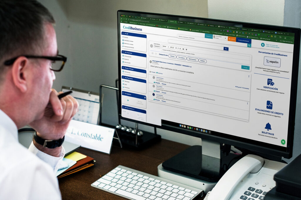 analista-de-verificacion mirando CrediBusiness y Buro de Credito en Mexico
