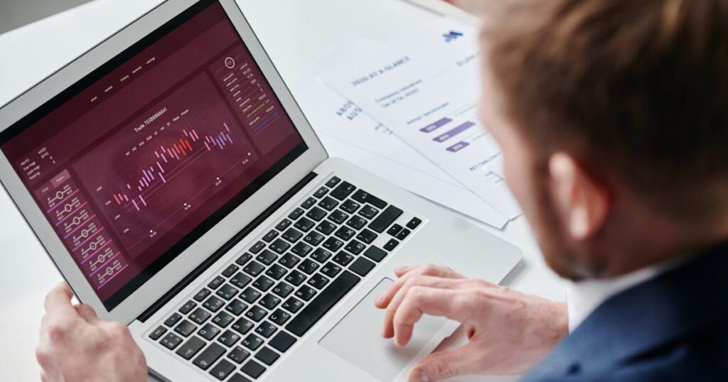 ejecutivo revisando plataforma digital de automatización del ciclo de crédito B2B