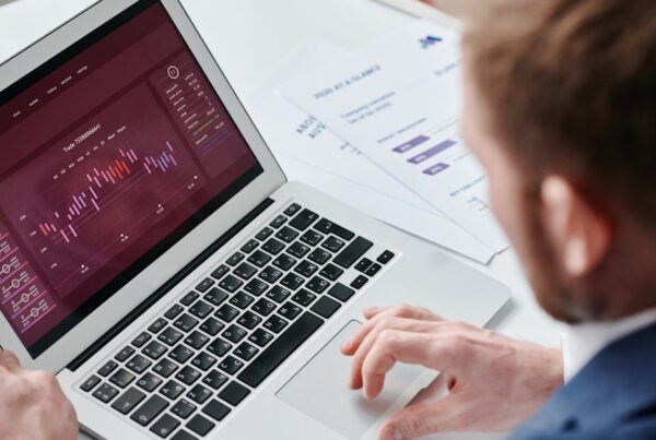ejecutivo revisando plataforma digital de automatización del ciclo de crédito B2B