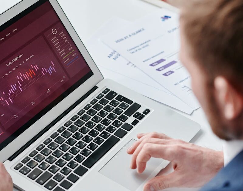 ejecutivo revisando plataforma digital de automatización del ciclo de crédito B2B
