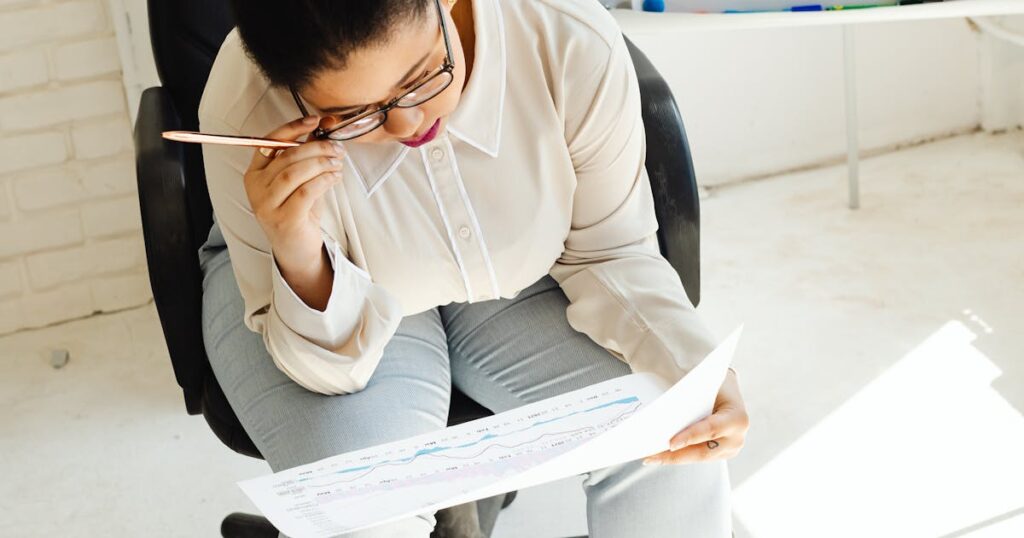 analista evaluando riesgo crediticio de cliente B2B con datos financieros