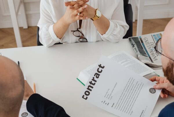 reunión comercial B2B para cerrar acuerdo de venta a crédito
