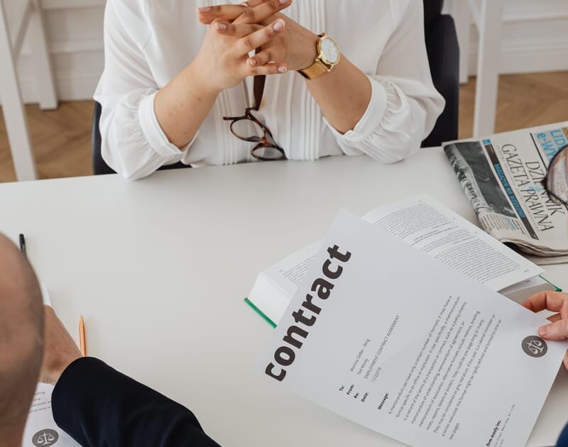 reunión comercial B2B para cerrar acuerdo de venta a crédito