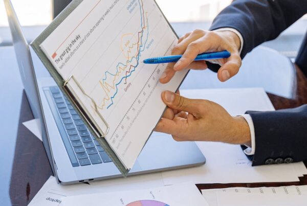 equipo de finanzas y ventas revisando política de crédito comercial B2B