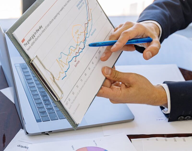 equipo de finanzas y ventas revisando política de crédito comercial B2B