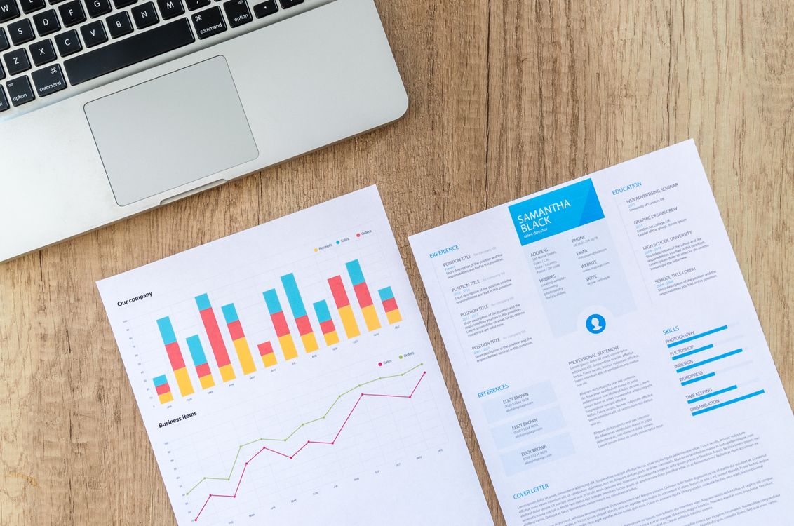 analista consultando antecedentes comerciales para decisión de crédito B2B
