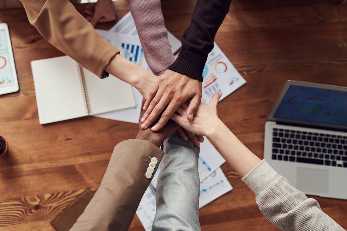 equipo evaluando antecedentes comerciales empresariales