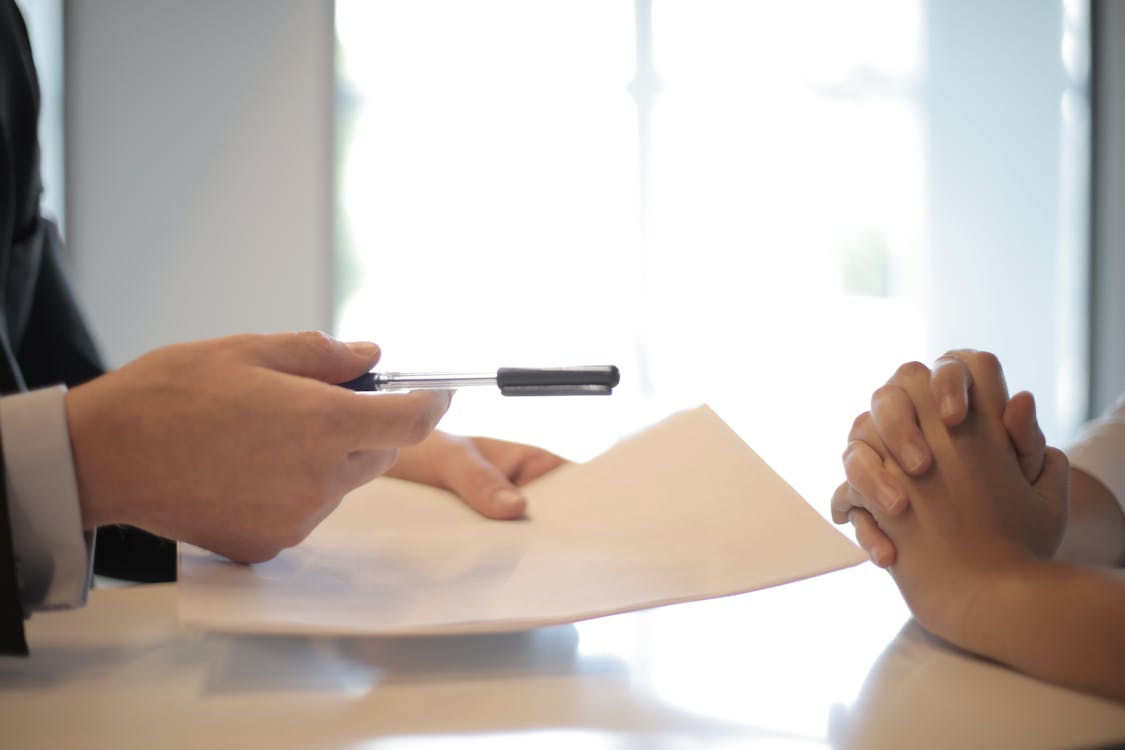 analista evaluando riesgo crediticio antes de vender a crédito a empresa B2B