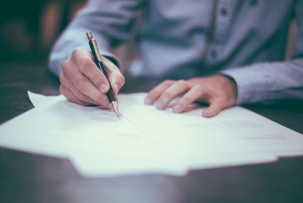 Firma de contrato para evaluación de crédito B2B