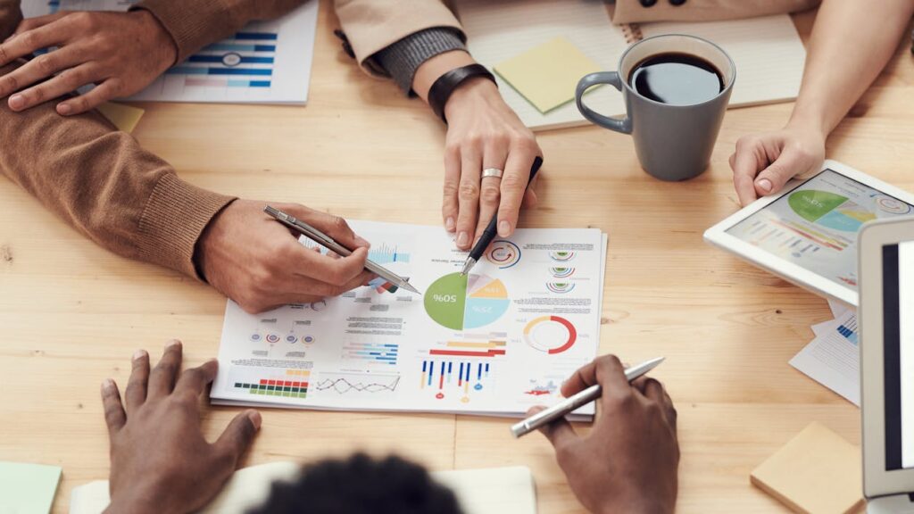 equipo analizando riesgo crediticio empresarial en decisión de crédito B2B