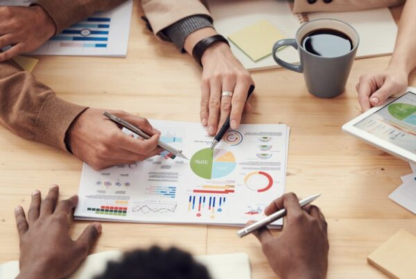 equipo analizando riesgo crediticio empresarial en decisión de crédito B2B