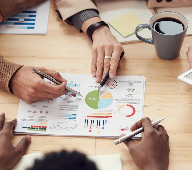 equipo analizando riesgo crediticio empresarial en decisión de crédito B2B