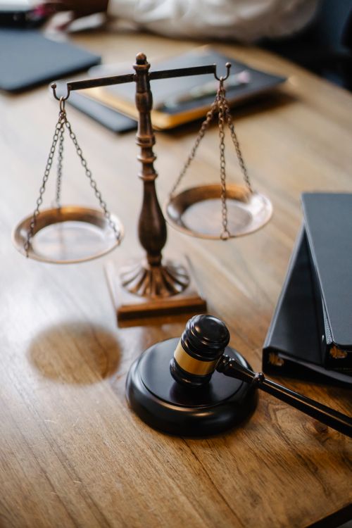 analista revisando señales para detectar fraude en empresas proveedoras y clientes B2B
