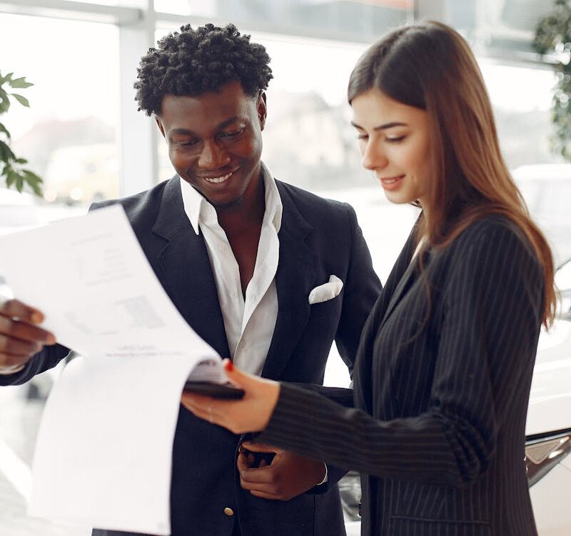 Vender a crédito B2B: cliente y agente revisando contrato comercial