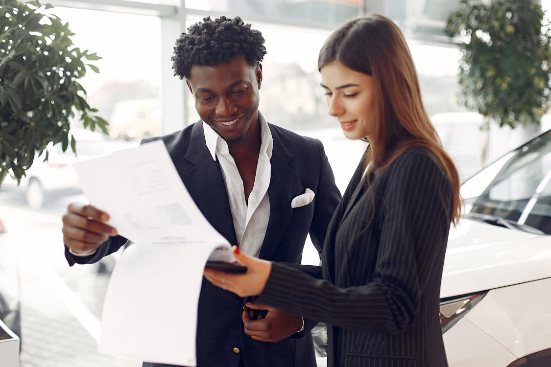 Vender a crédito B2B: cliente y agente revisando contrato comercial