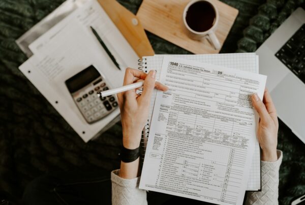 Persona revisando documentos con calculadora para decidir cuánto crédito otorgar