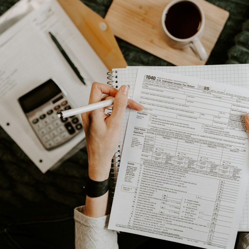 Persona revisando documentos con calculadora para decidir cuánto crédito otorgar