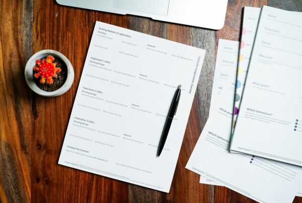 Escritorio con documentos para saber si una empresa está registrada